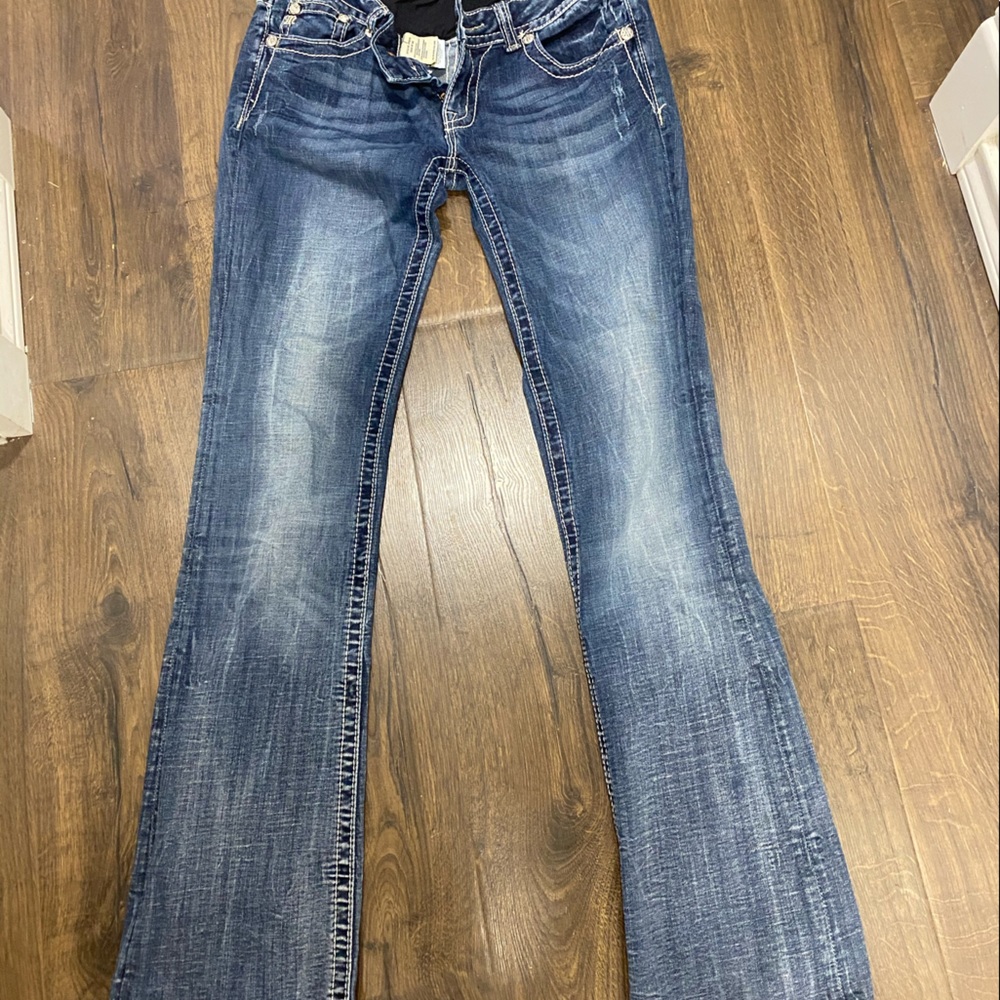 More than 50% off!!! Women’s size 29 bootcut Miss Me studded jeans! 👖💎🤍
